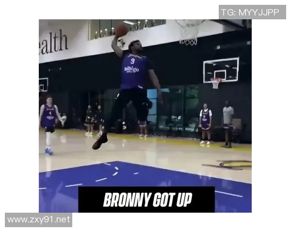 布朗尼抢断一条龙暴扣!老詹转发点赞:上面的空气与众不同啊! 布朗尼抢断一条龙暴扣!老詹转发点赞:上面的空气与众不同啊!